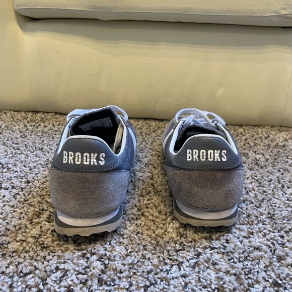 Brooks low cut tennis shoes - Picture 2 of 5